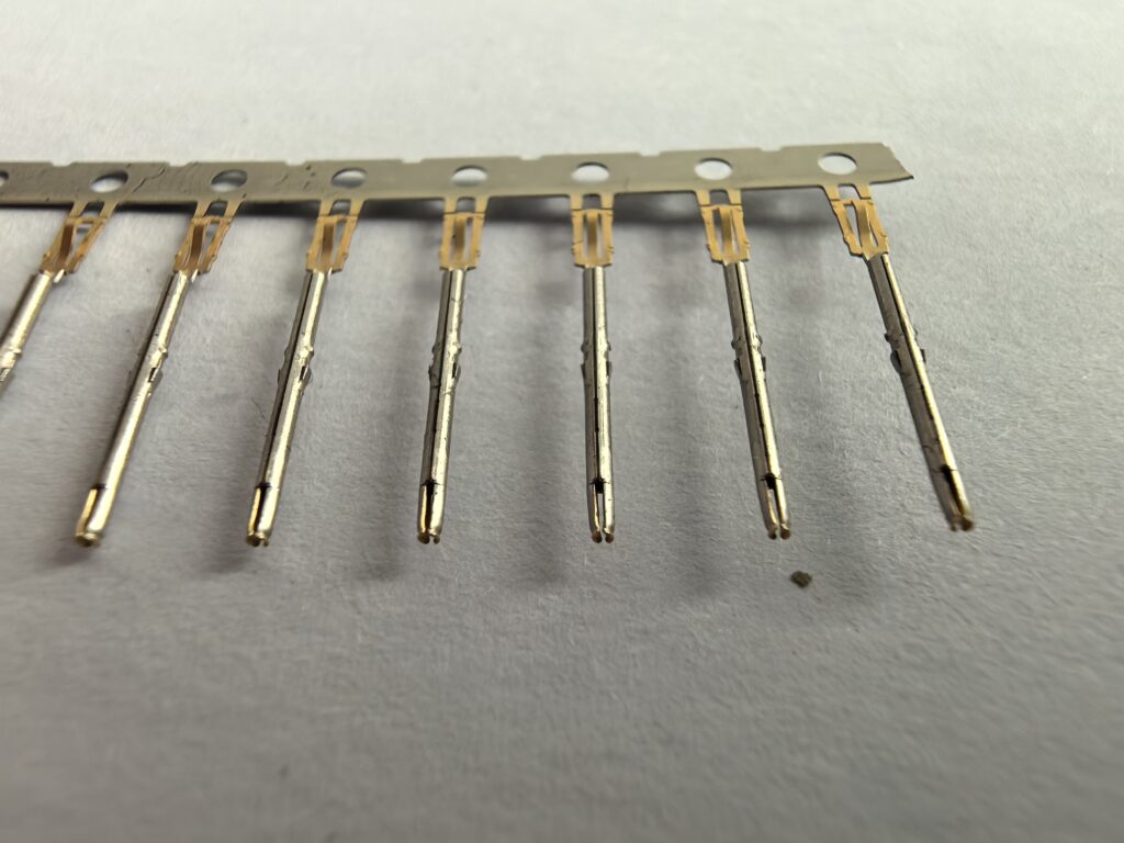 Round connector contact