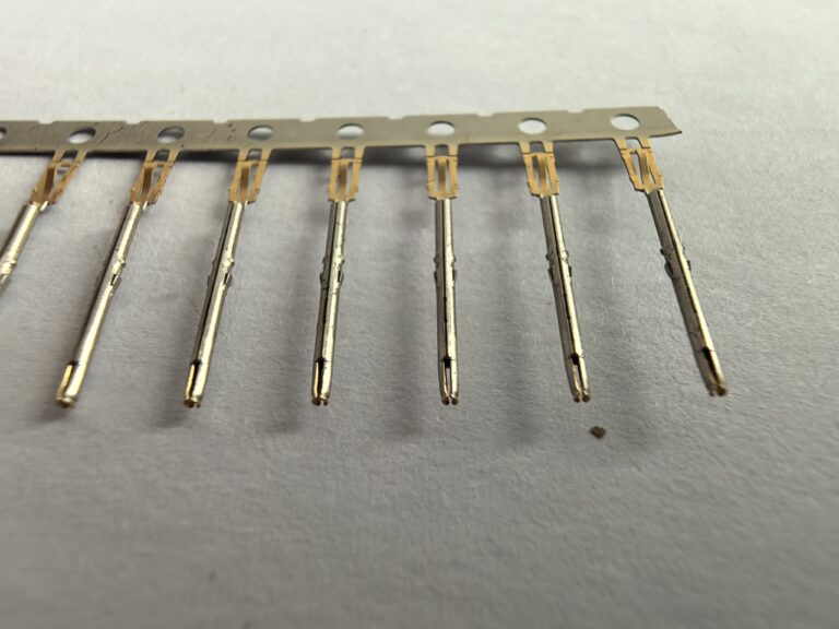 Round connector contact